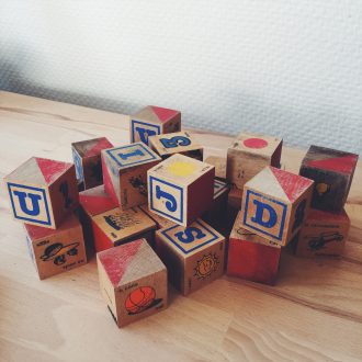 jouet-vintage-bois-durable-cubes-alphabet